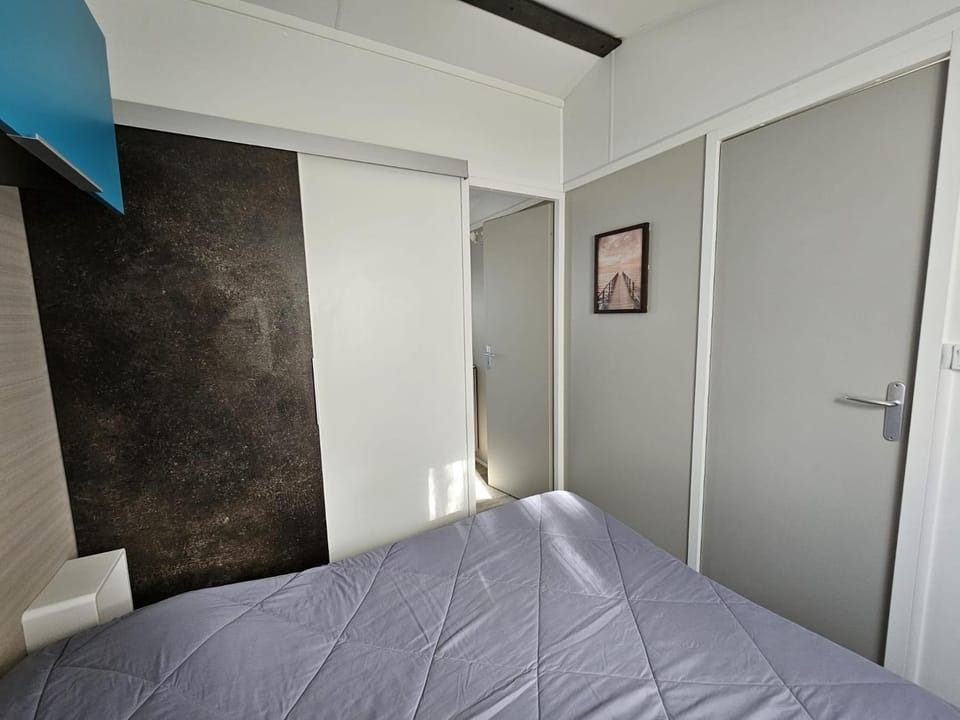 Photo of the whole room, Bedroom, wardrobe