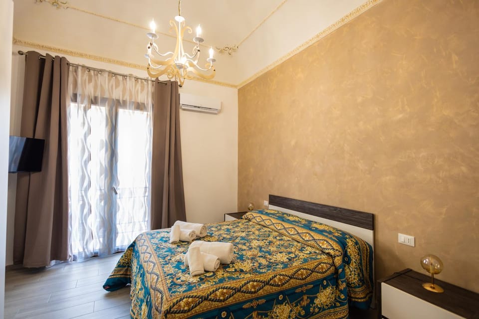 Bed, TV and multimedia, Photo of the whole room, Bedroom, towels, air conditioner