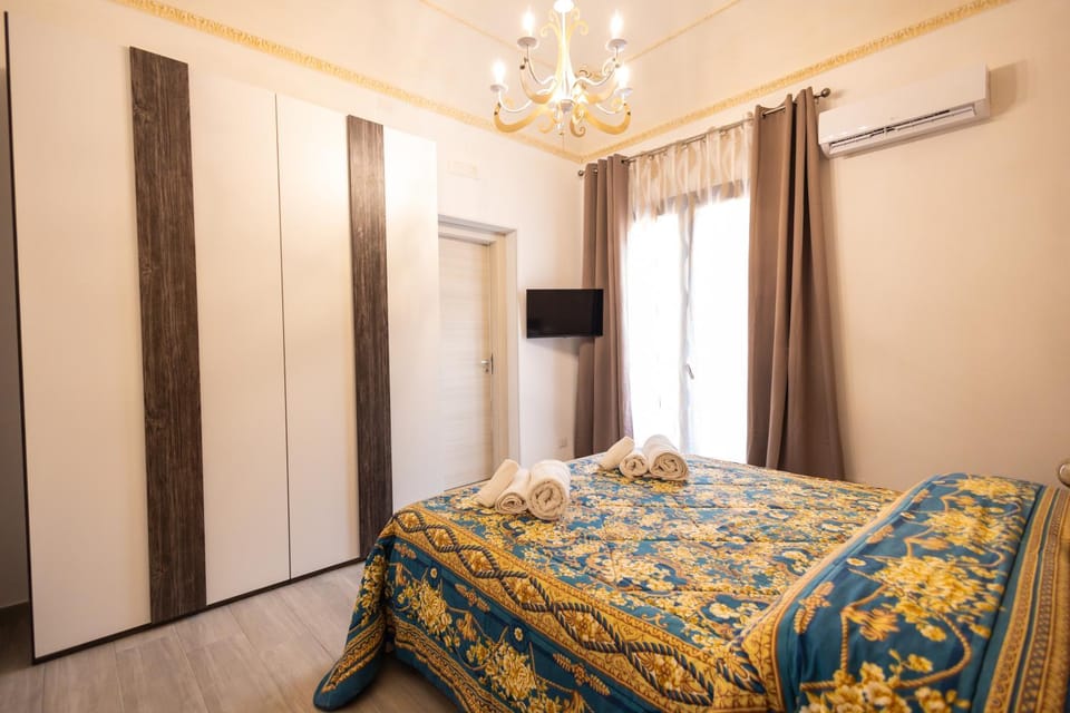 Bed, TV and multimedia, Photo of the whole room, Evening entertainment, Bedroom, air conditioner