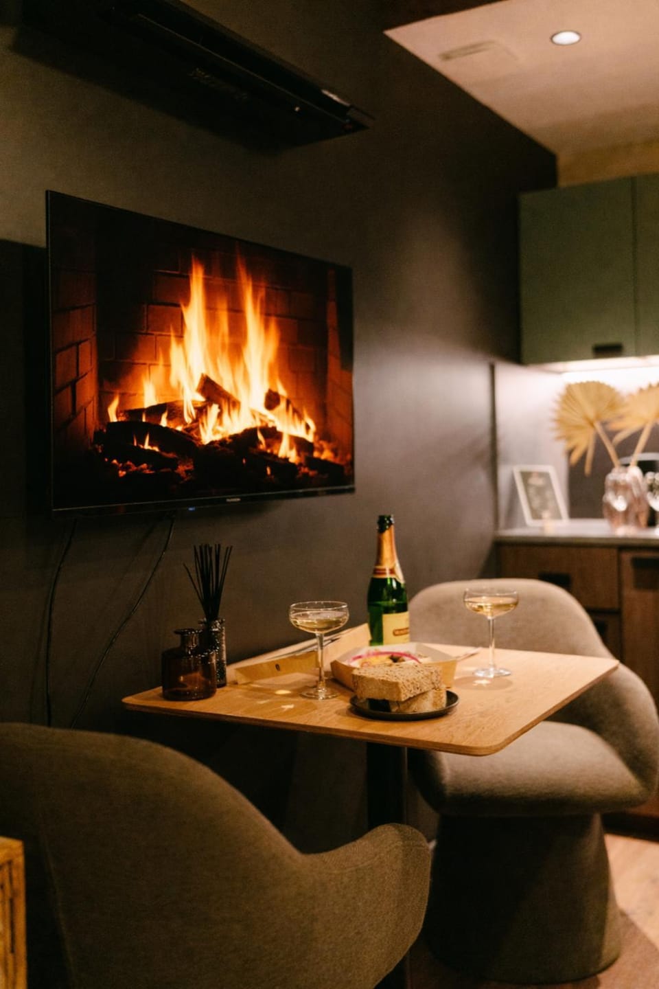 TV and multimedia, Living room, Food and drinks, Seating area, Drinks
