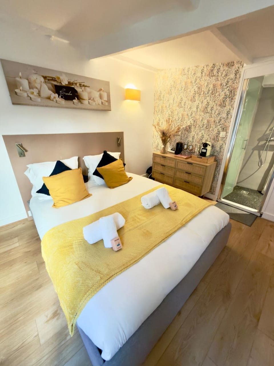 Bed, Photo of the whole room