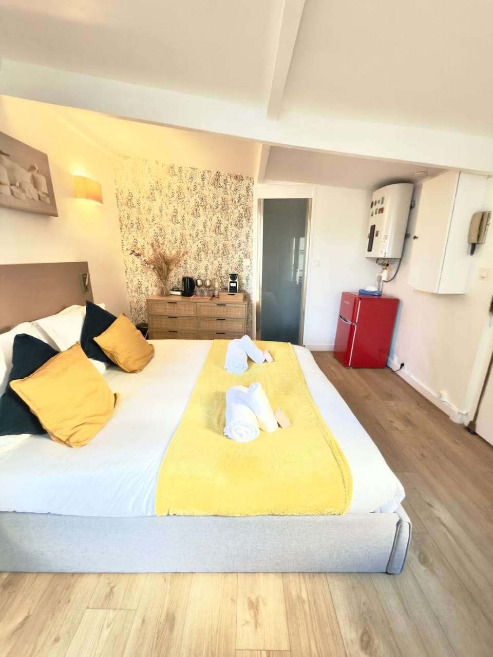 Bed, Photo of the whole room, towels