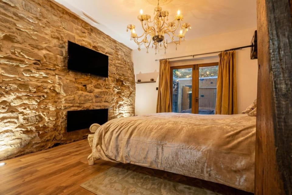 Bed, TV and multimedia, Photo of the whole room, Bedroom