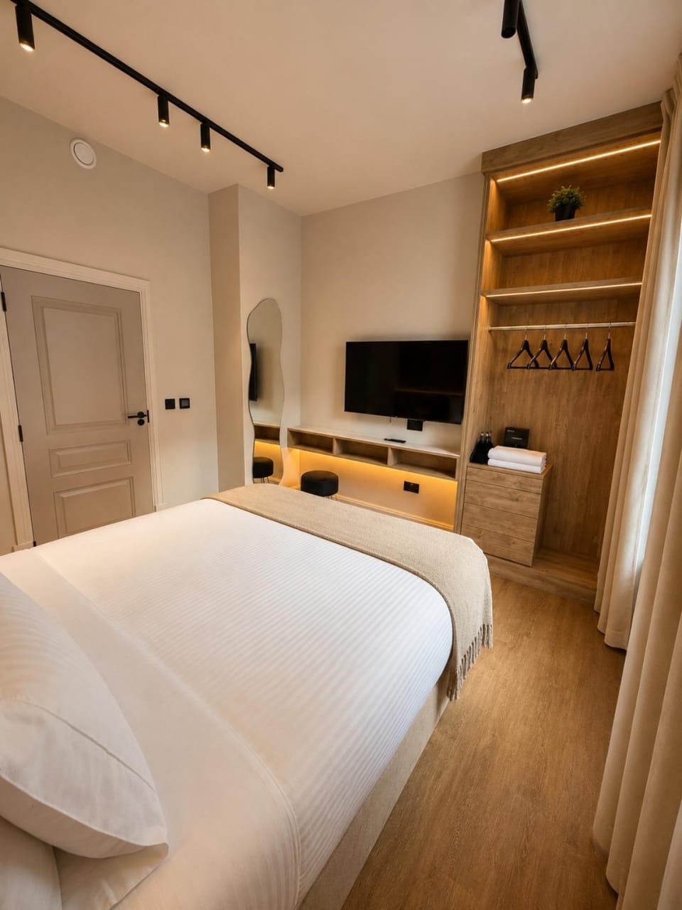 Bed, TV and multimedia, Photo of the whole room, Evening entertainment, Bedroom, wardrobe