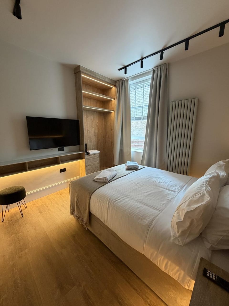 Bed, TV and multimedia, Photo of the whole room, Evening entertainment, Bedroom, towels