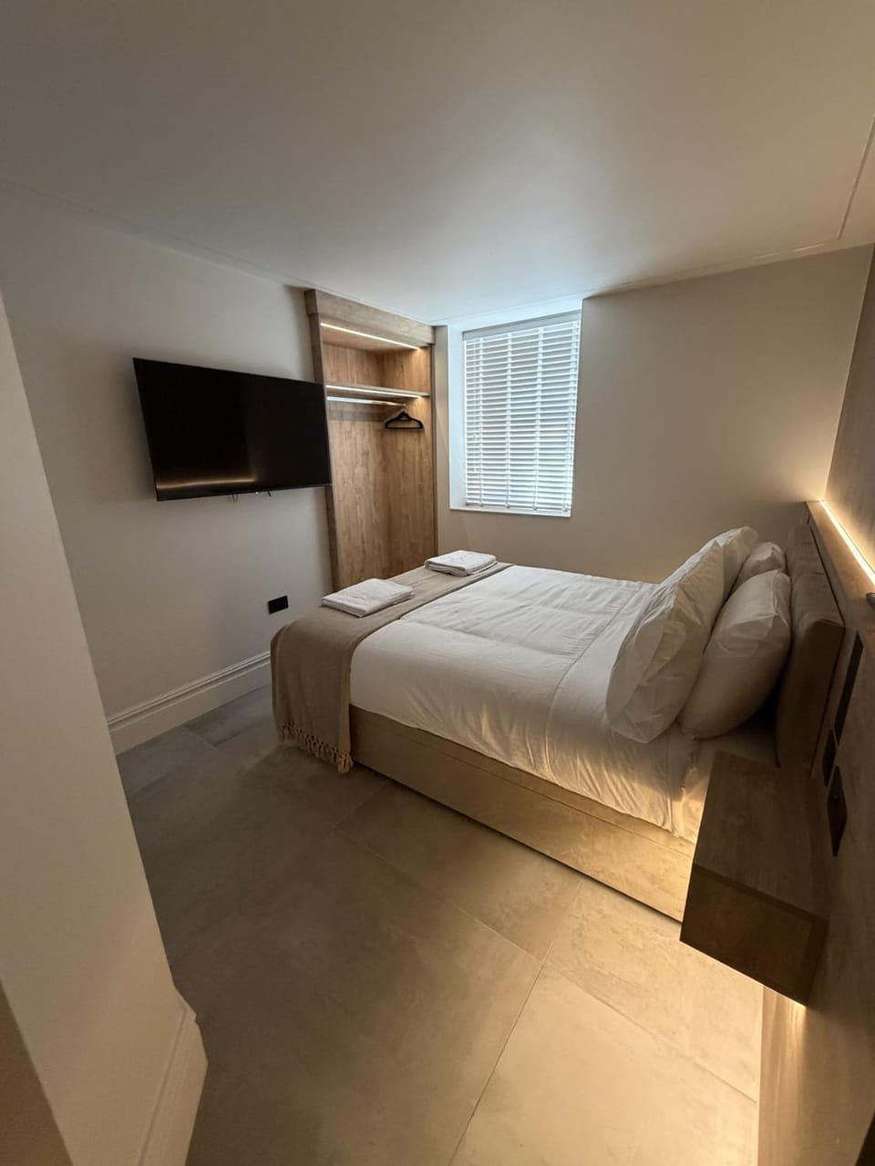 Bed, TV and multimedia, Evening entertainment, Bedroom