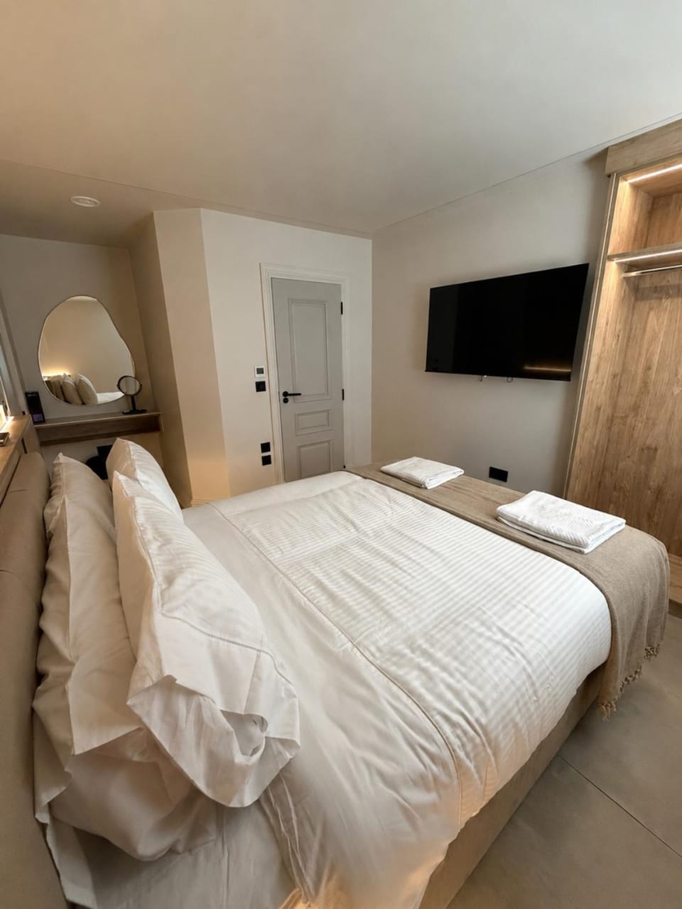 Bed, TV and multimedia, Photo of the whole room, Bedroom, wardrobe