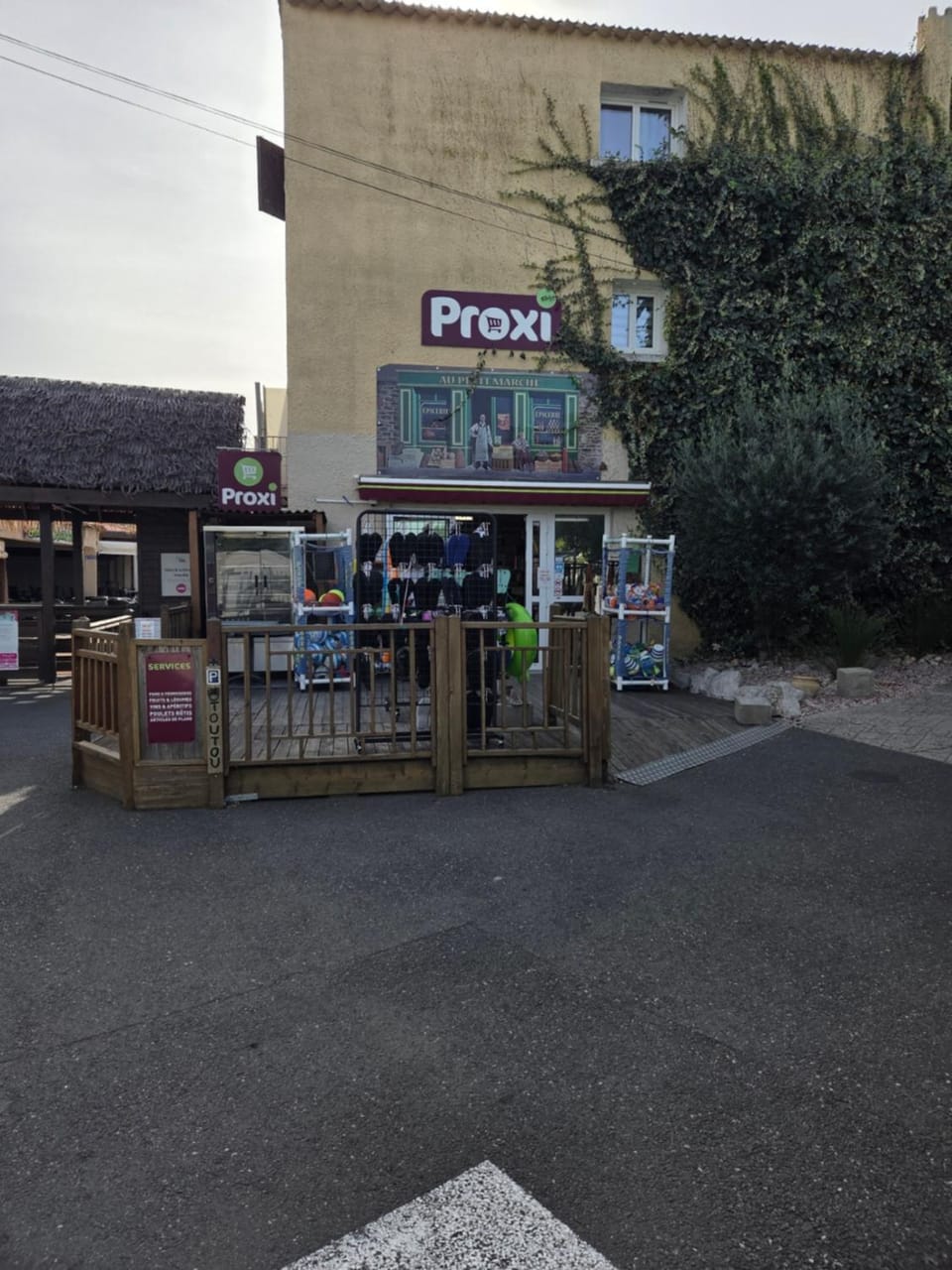 Supermarket/grocery shop