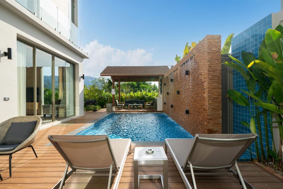 Property building, Patio, Day, Pool view, Swimming pool, sunbed