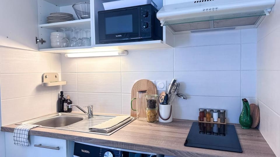 Kitchen or kitchenette