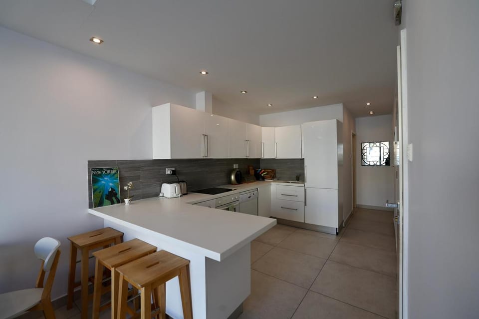 Kitchen or kitchenette, Dining area, dishwasher, oven, stove