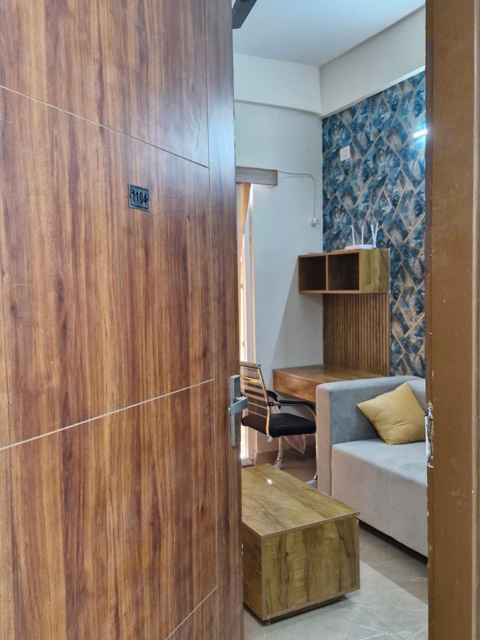 Private Cozy Studio Hourly ,Daily Stays Available Apartment in Noida