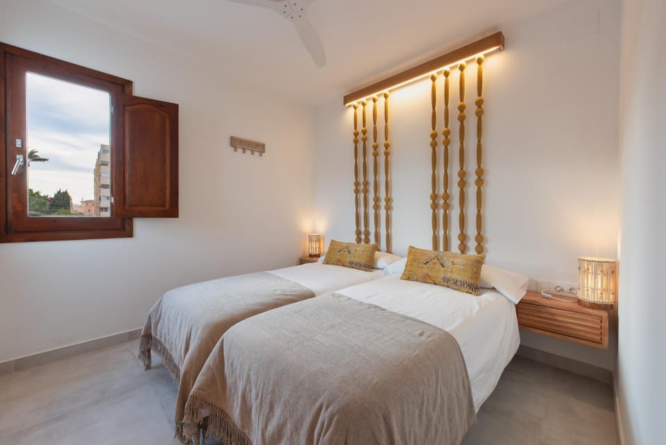 Photo of the whole room, Bedroom