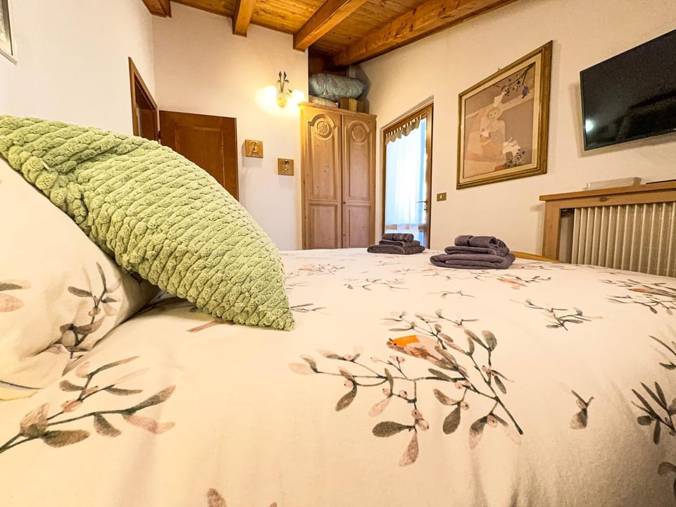 Bed, TV and multimedia, Photo of the whole room, Bedroom, internet, towels