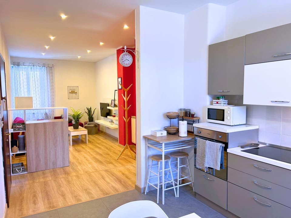 Coffee/tea facilities, Kitchen or kitchenette, Living room, Seating area, Dining area, Bedroom, dishwasher, oven, stove