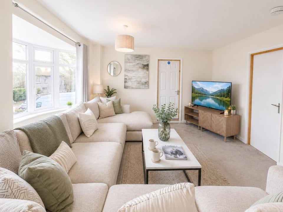 4 BR - Sleeps 12 - Free Private Parking - Long Stays Apartment in Taunton Deane