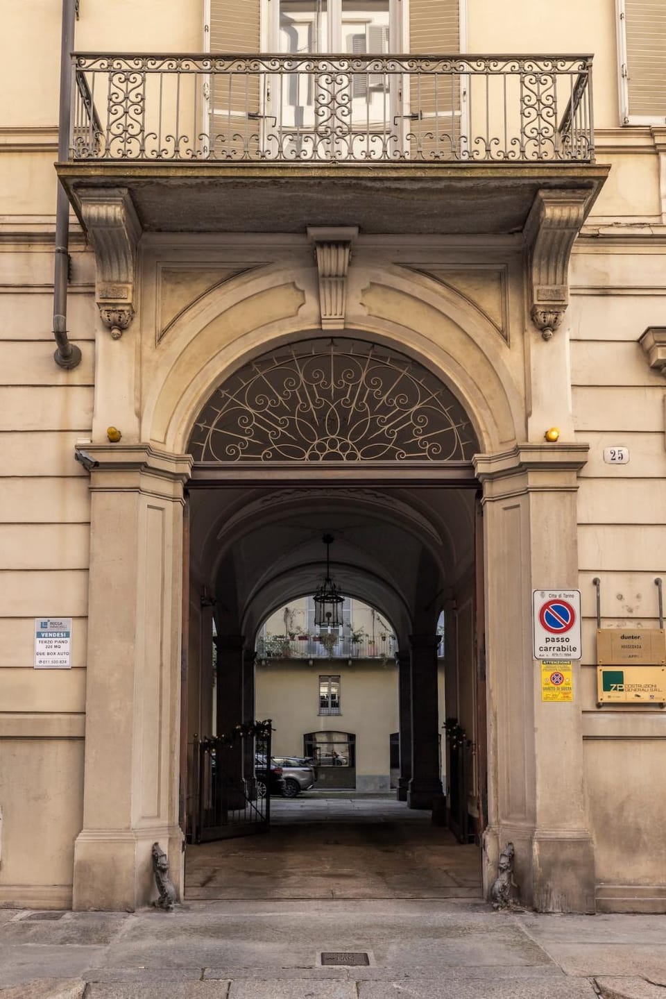Facade/entrance