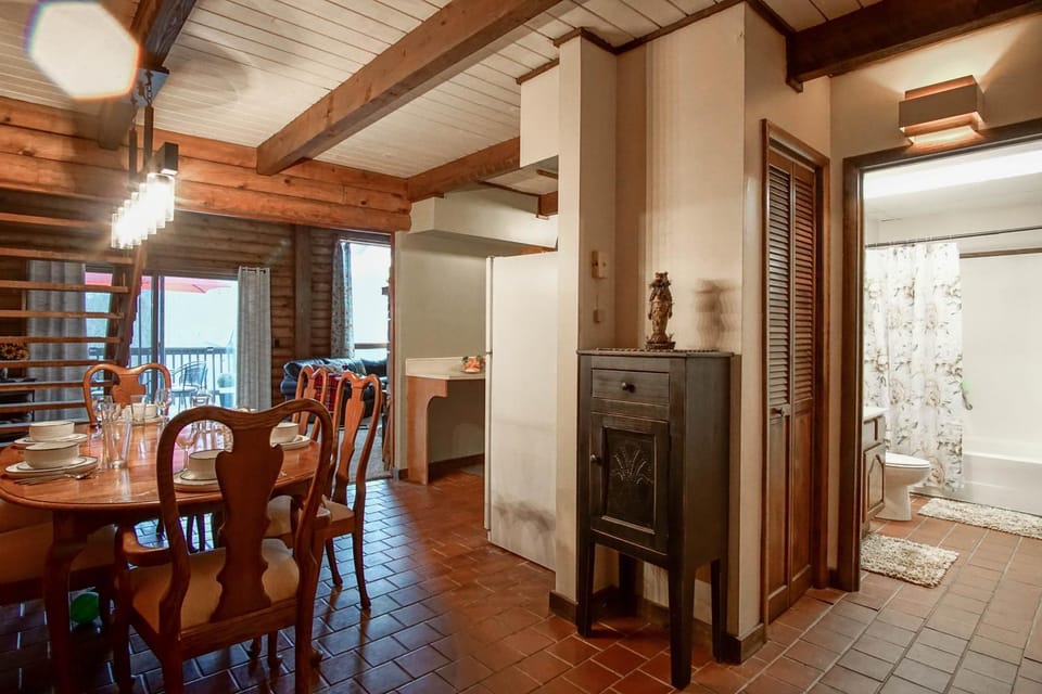 Coffee/tea facilities, Kitchen or kitchenette, Seating area, Dining area