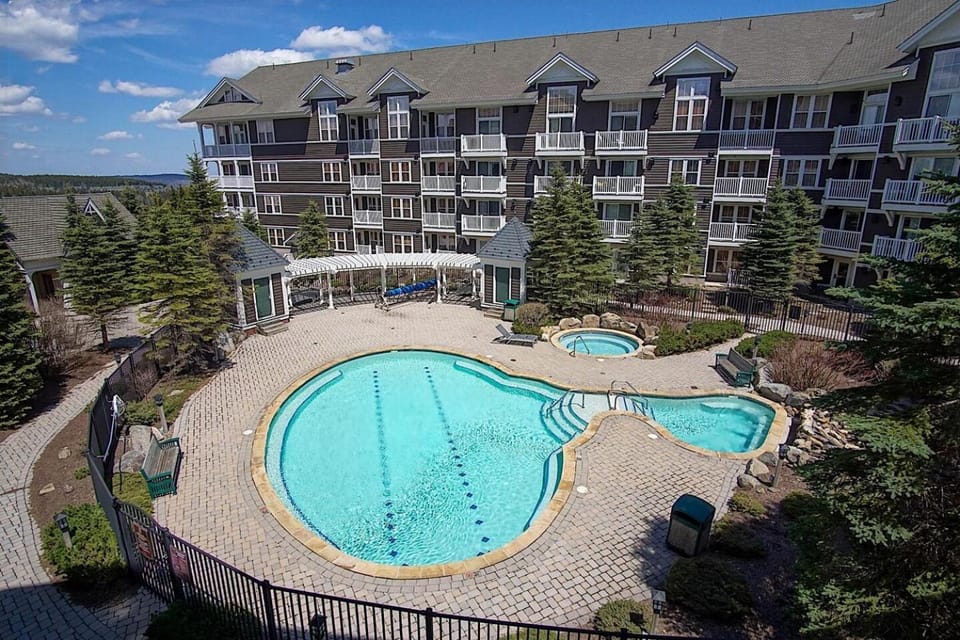 Property building, Day, Pool view, Swimming pool, sunbed