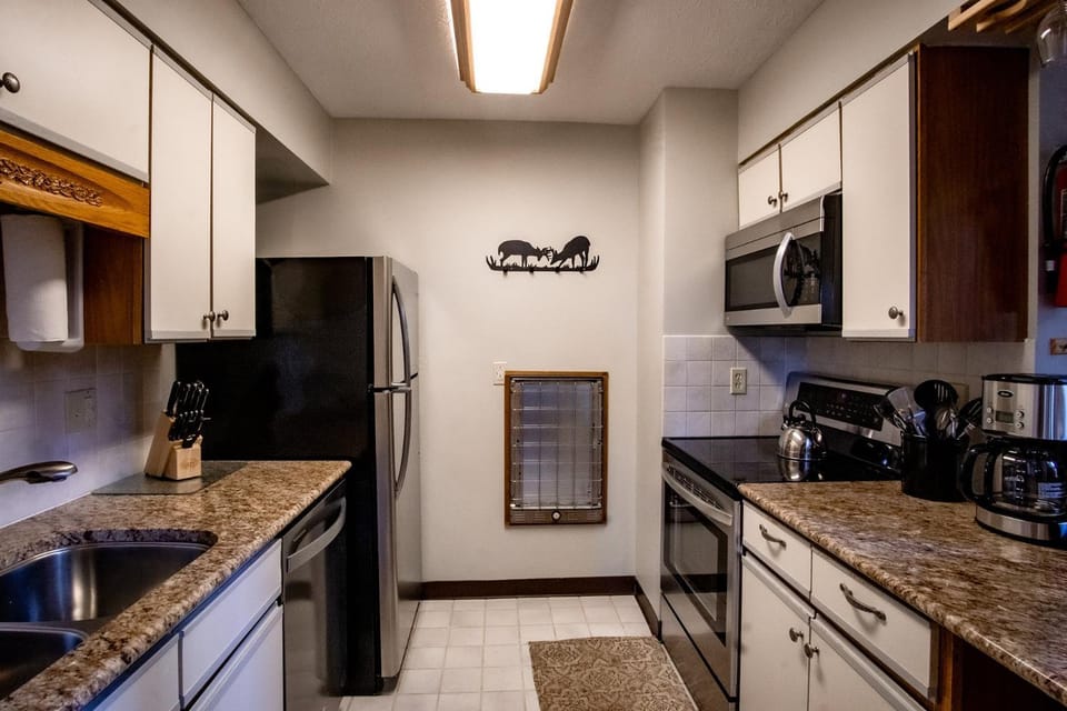 Coffee/tea facilities, Kitchen or kitchenette, oven, stove, toaster, kitchen