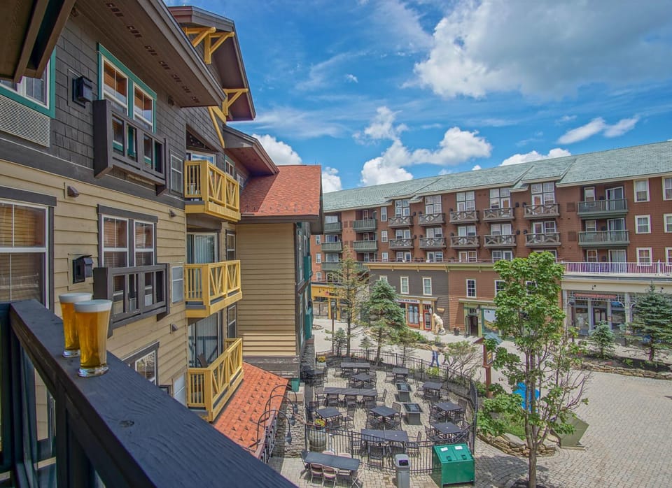 Property building, Day, Balcony/Terrace