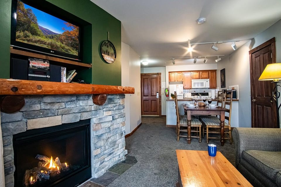 TV and multimedia, Kitchen or kitchenette, Living room, Seating area, kitchen