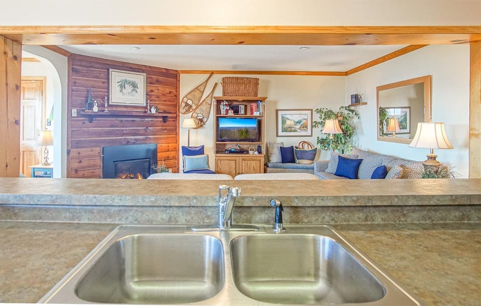 TV and multimedia, Kitchen or kitchenette, Living room, Seating area