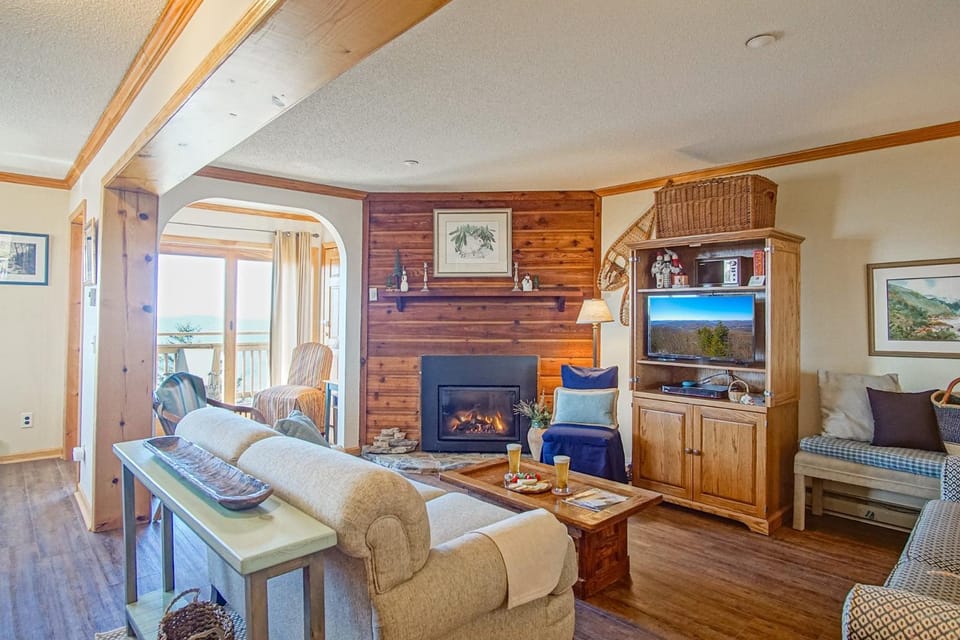 TV and multimedia, Living room, Seating area, fireplace