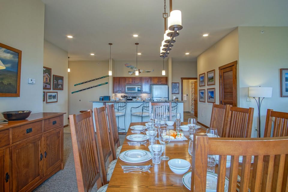 Seating area, Dining area
