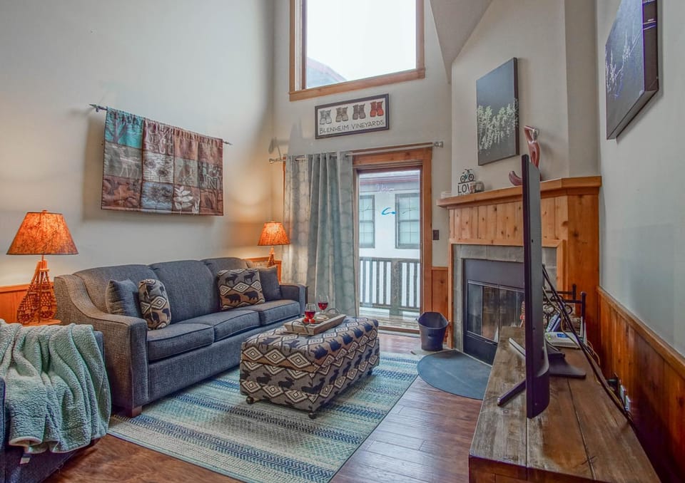TV and multimedia, Living room, Seating area, fireplace