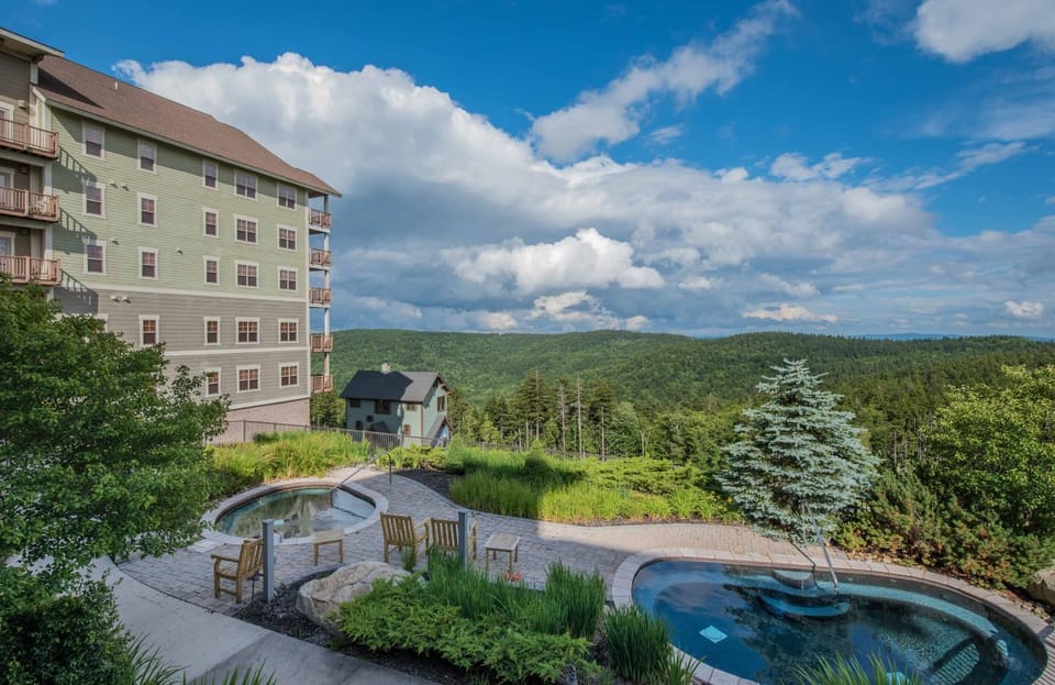 Property building, Day, Mountain view, Swimming pool