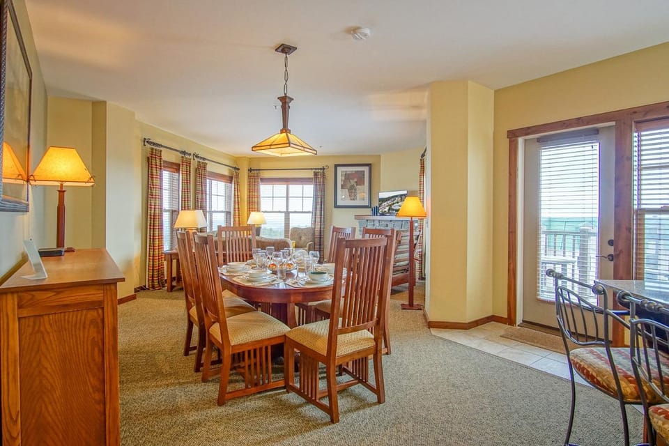Seating area, Dining area