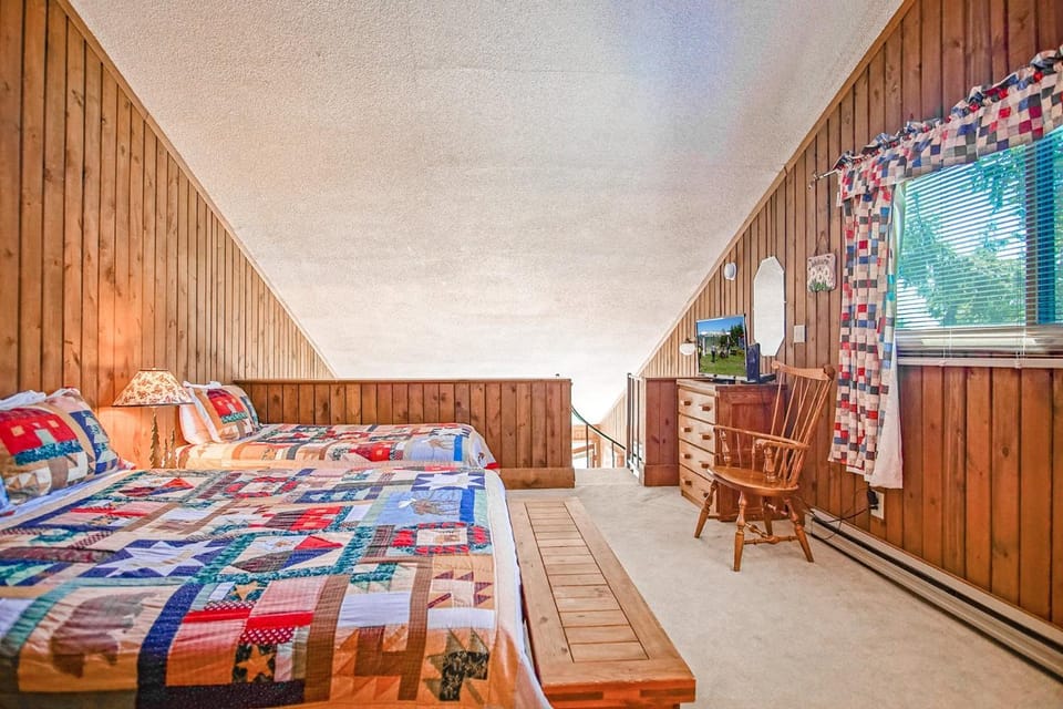 Bed, TV and multimedia, Bedroom