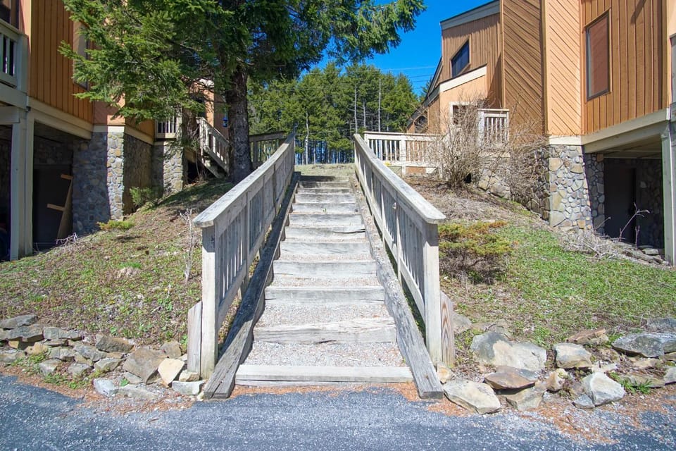 Property building, Facade/entrance, Day