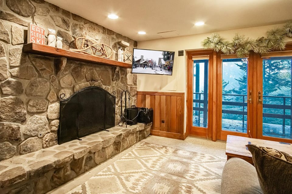 TV and multimedia, Living room, Seating area, fireplace