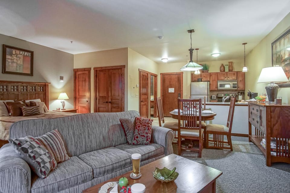 Kitchen or kitchenette, Living room, Seating area, Dining area
