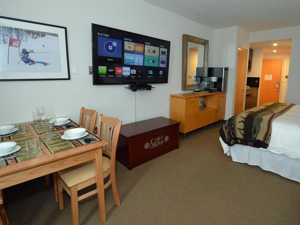Bed, TV and multimedia, Photo of the whole room, Seating area, Dining area, Bedroom