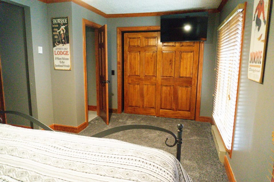 Bed, TV and multimedia, Bedroom