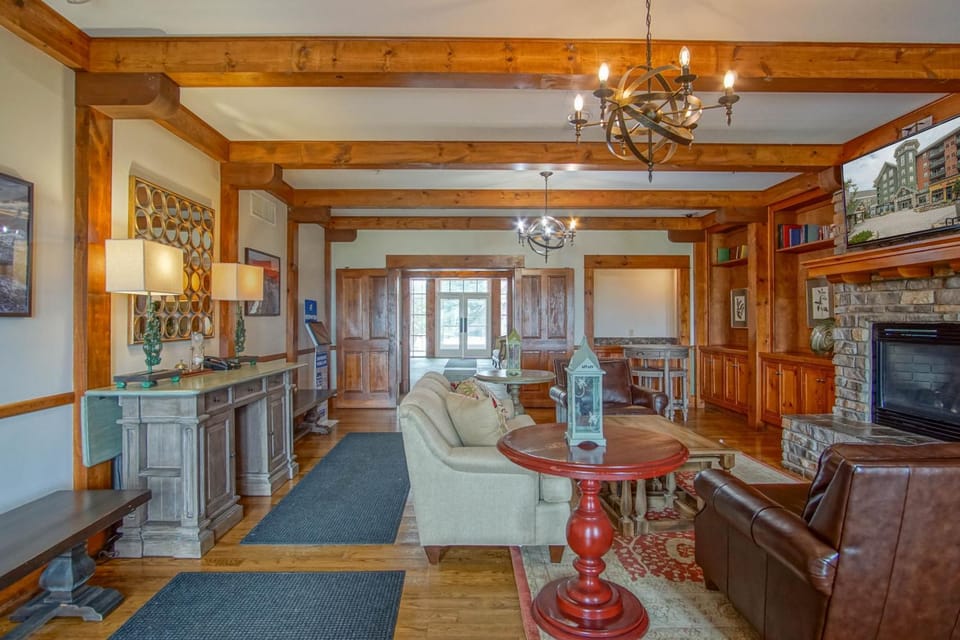 TV and multimedia, Living room, Seating area, fireplace