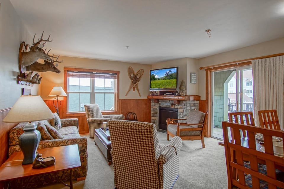 TV and multimedia, Living room, Seating area, fireplace