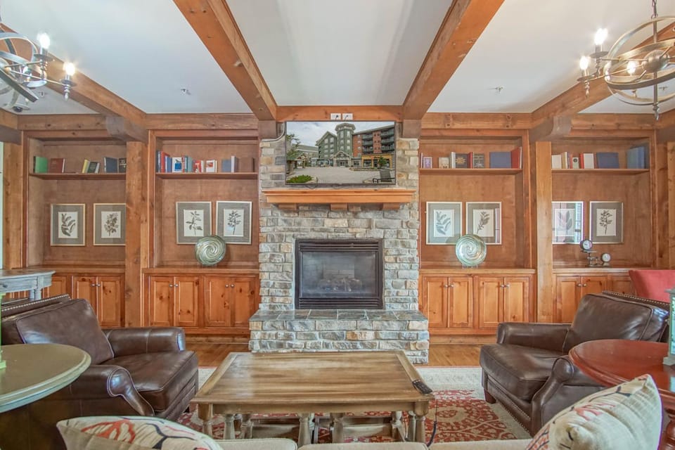 TV and multimedia, Living room, Seating area, fireplace