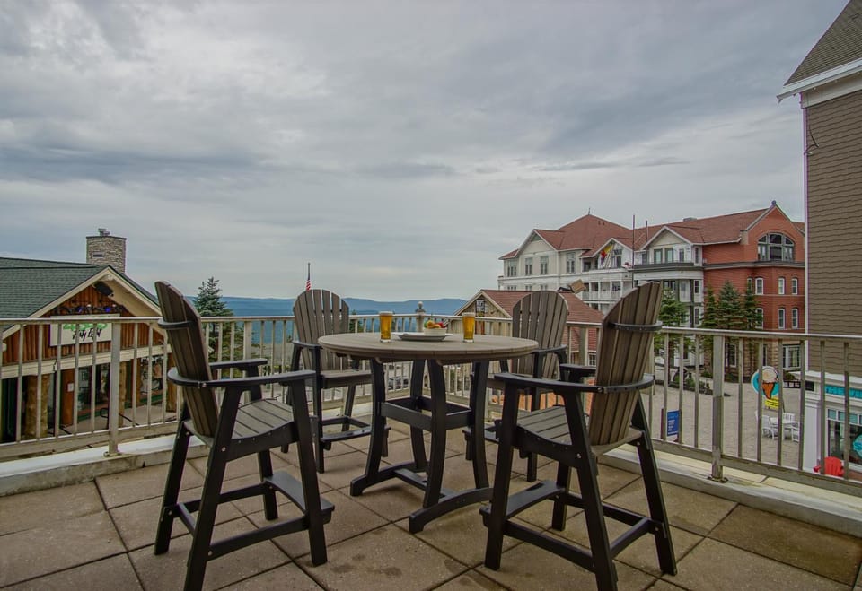 View (from property/room), Balcony/Terrace, Seating area