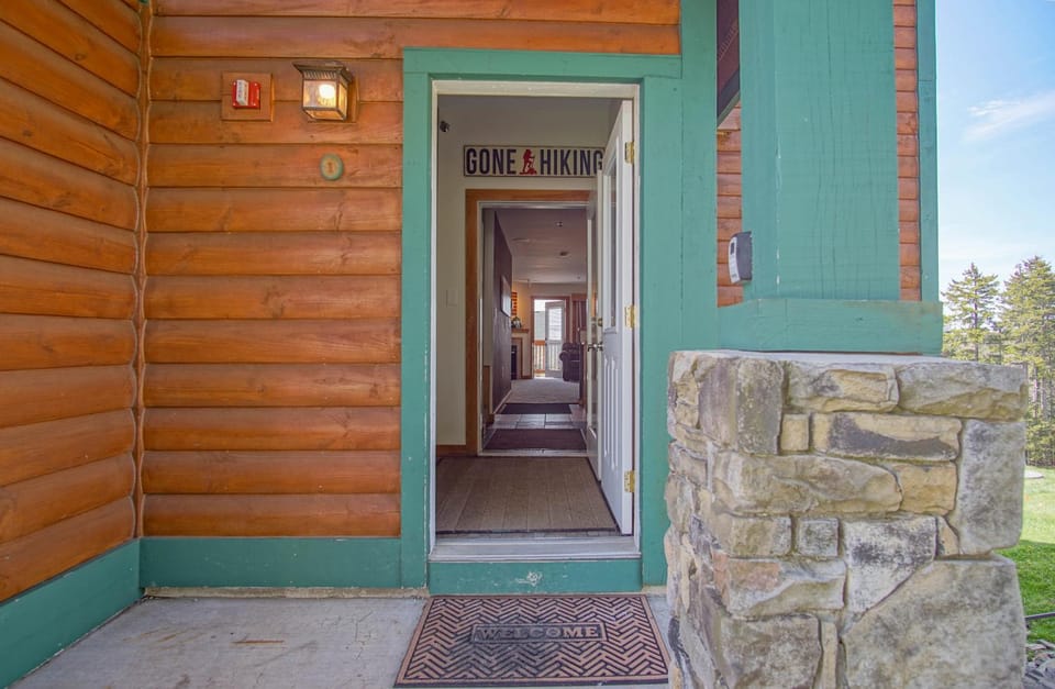 Property building, Facade/entrance, Day
