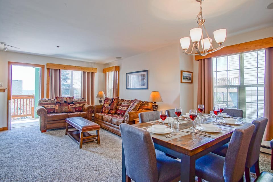 TV and multimedia, Living room, Seating area, Dining area