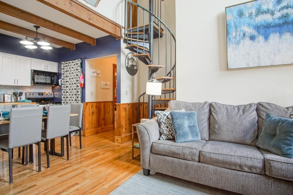 Kitchen or kitchenette, Living room, Seating area, Dining area