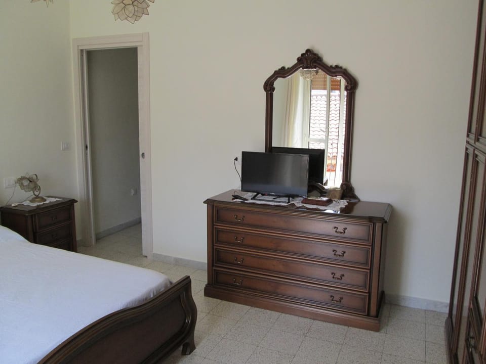 TV and multimedia, Photo of the whole room, Bedroom