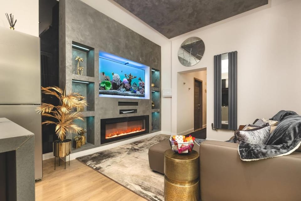 TV and multimedia, Living room, Decorative detail, Seating area, fireplace