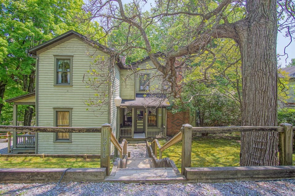 Property building, Facade/entrance, Day