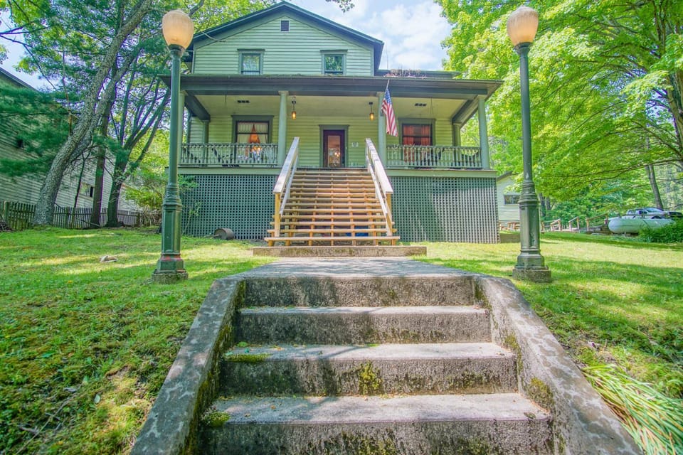Property building, Facade/entrance, Day