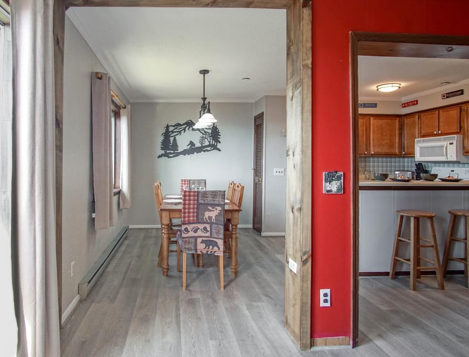 Coffee/tea facilities, Kitchen or kitchenette, Seating area, Dining area